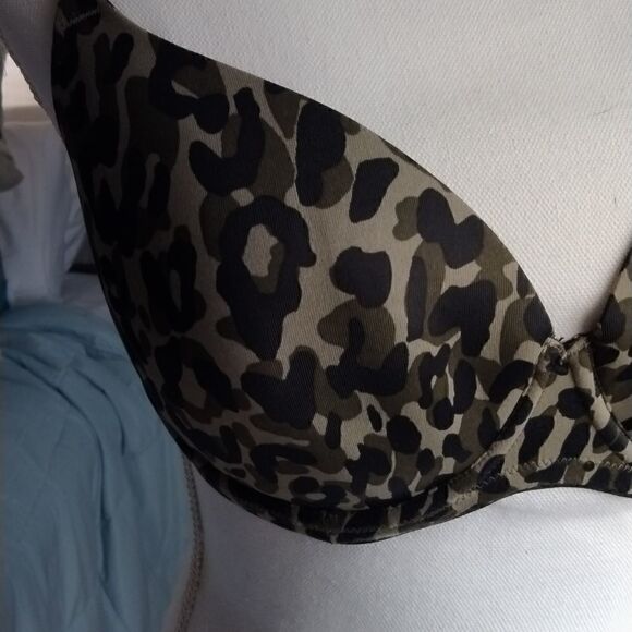 Victoria's Secret   - Picture 2 of 5